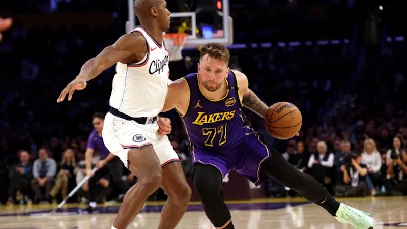 Lakers Tinalo Ulit ang Clippers Habang Namayagpag si Doncic, Umangat si LeBron