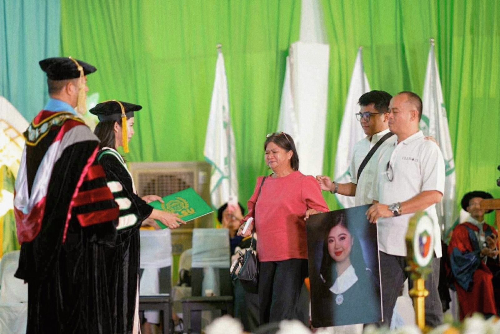 Nakakaantig na tagpo: Magulang, dala ang larawan ng kanilang yumaong anak sa graduation nito