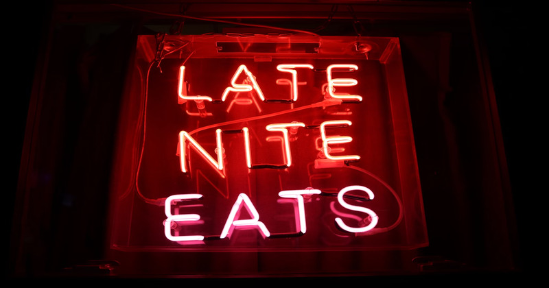 Iwas Init: Mga Top Late-Night Eats at Hangouts sa PH