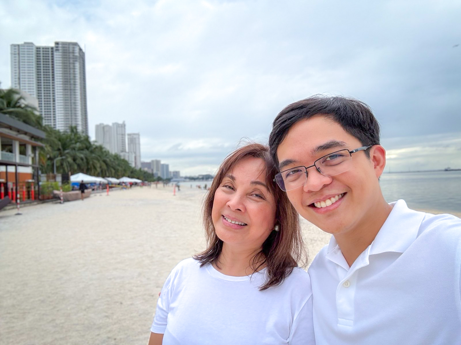 Leviste humanga sa linis ng Manila Bay Dolomite Beach