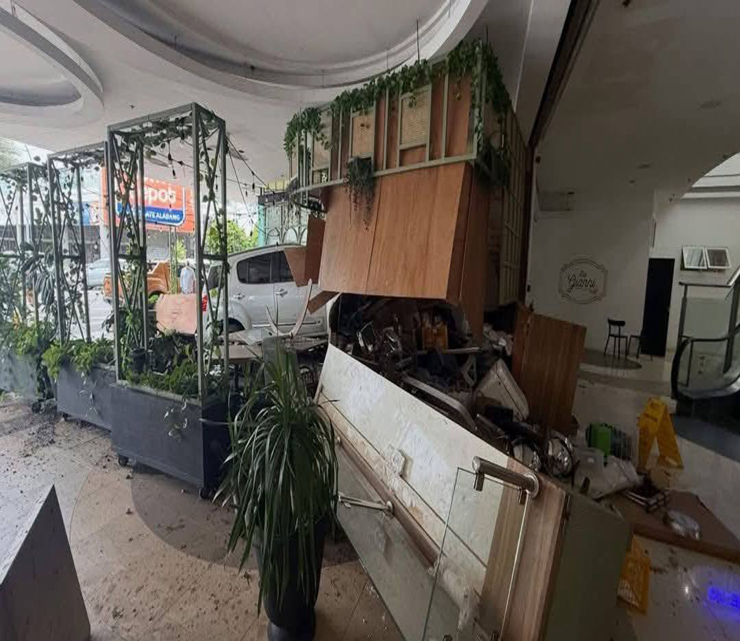 Car plows through Alabang restaurant patio — Are outdoor dining spaces safe enough?