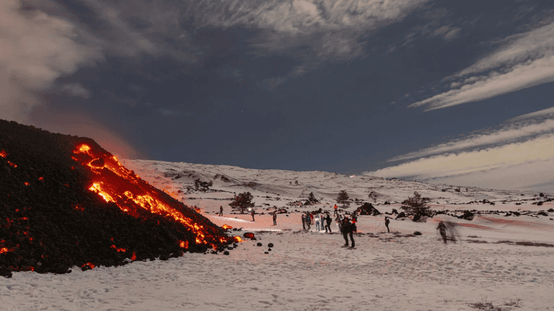 Pumutok ang Bundok Etna sa Italya, Nagbuga ng Lava at Abo
