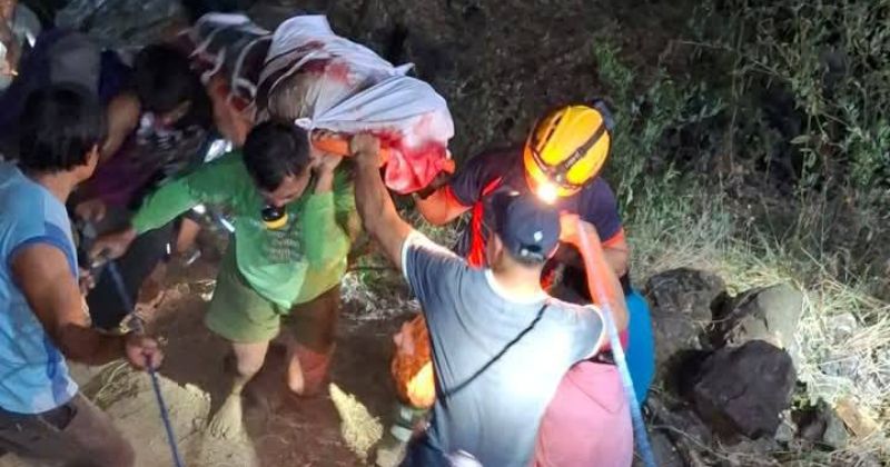 5 patay, 9 sugatan matapos mahulog ang tourist van sa bangin sa Mt. Province