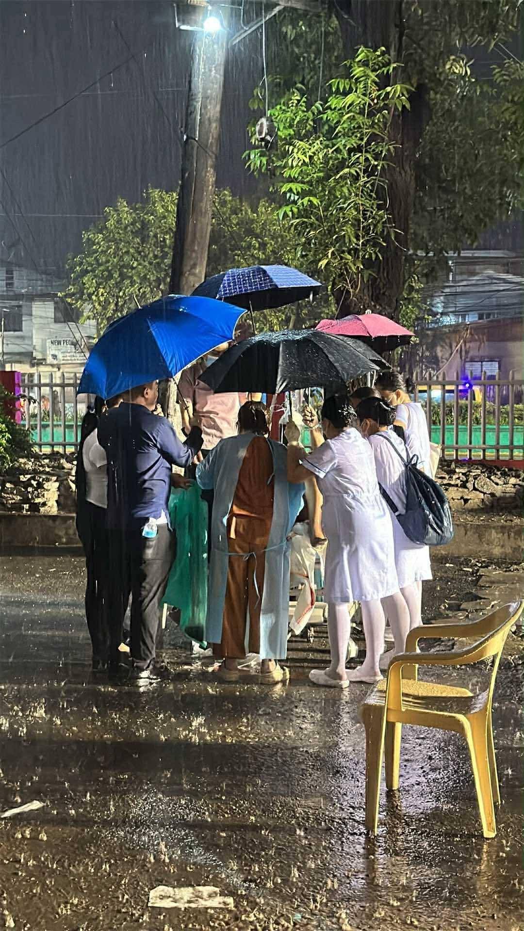 Buntis, ligtas na nanganak sa gilid ng daan matapos ang lindol sa Cebu