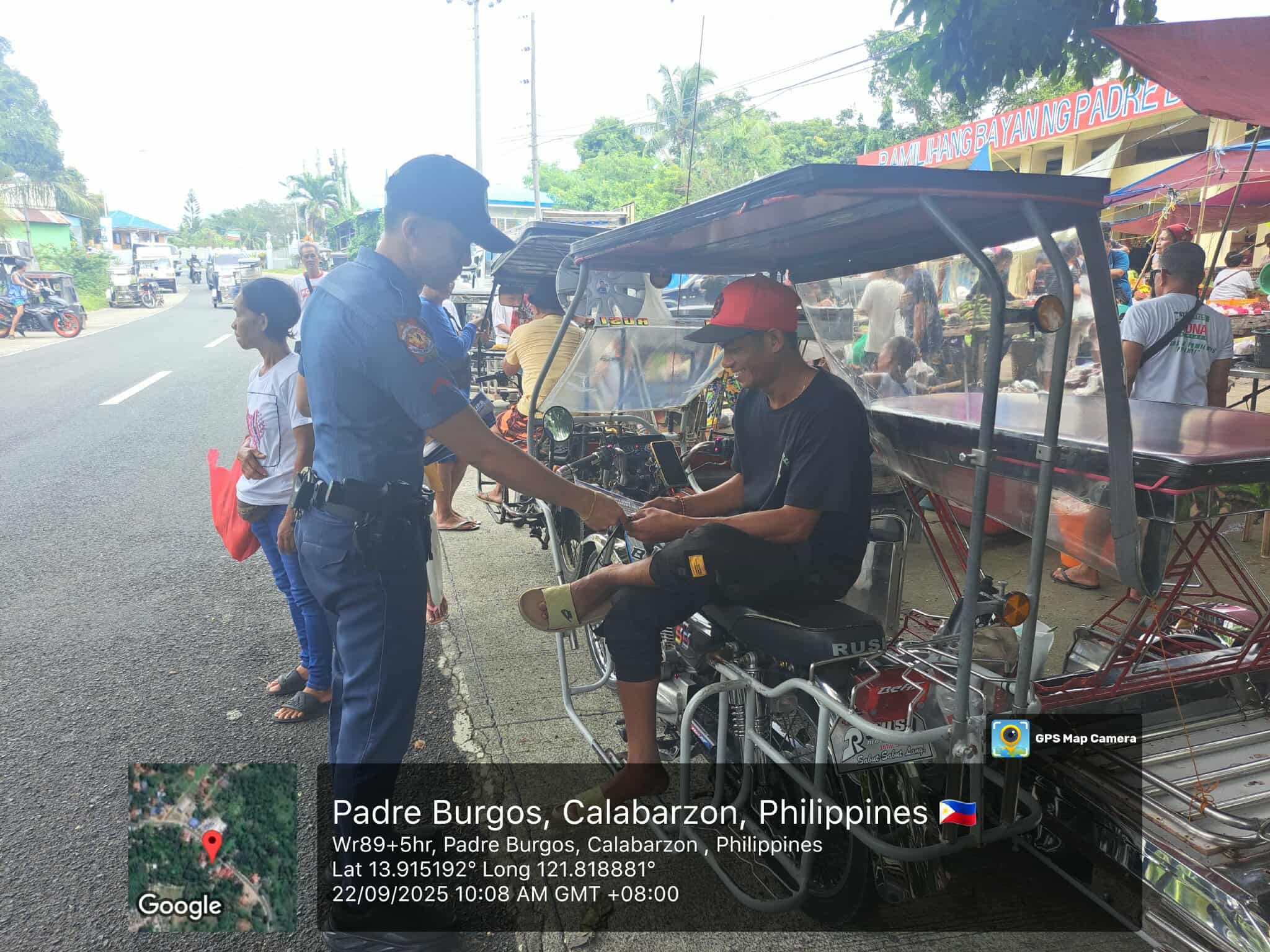 Tingnan: Mga pulis sa Padre Burgos Quezon, namahagi ng flyers upang ipalaganap ang mahahalagang impormasyon sa publiko