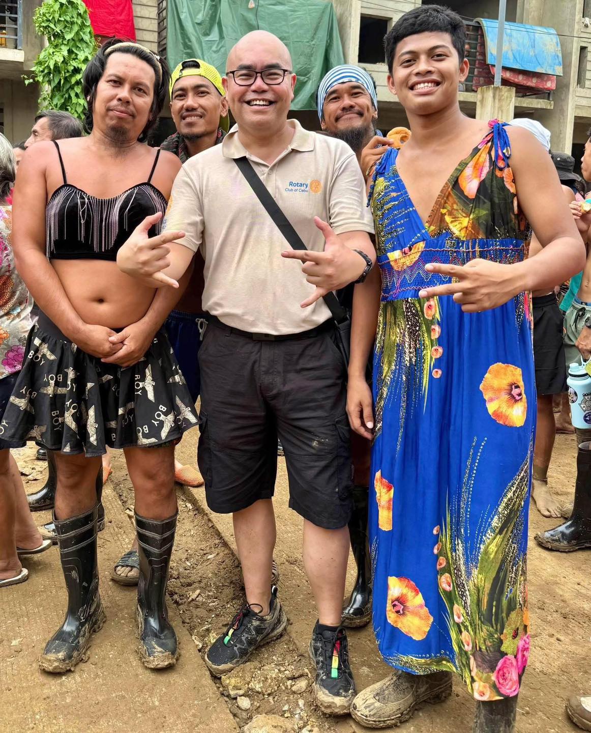 Finding joy in the midst of storm — Mga lalaking evacuees, naghatid ng saya matapos magsuot ng mga pambabaeng damit mula sa donasyon