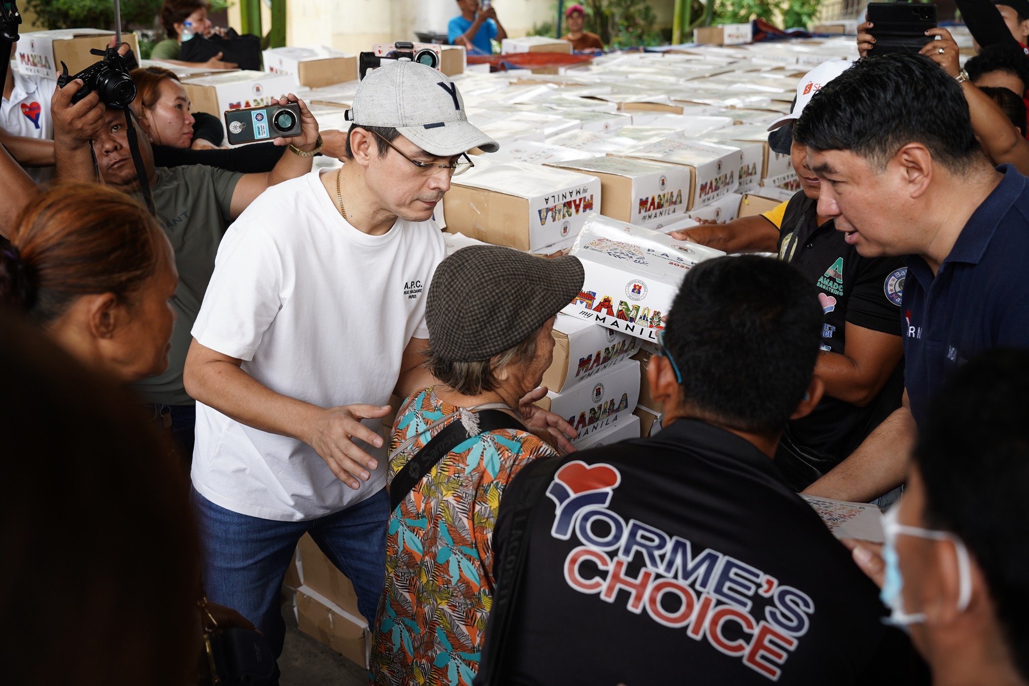 ‘Walang manileñong magugutom’ — Mayor Isko, pinangunahan ang pamamahagi ng ‘Noche Buena’ boxes