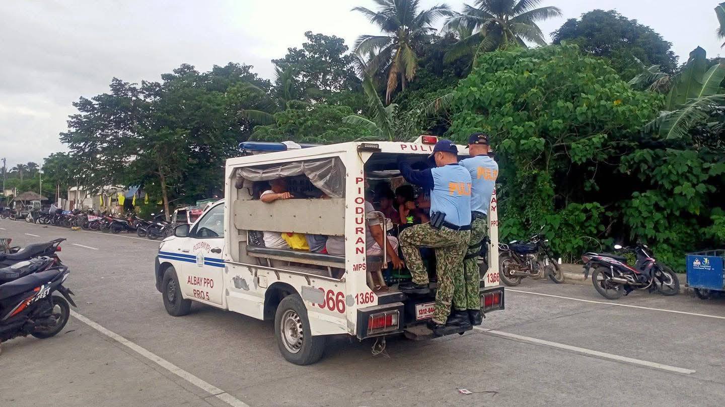 Tingnan: Pre-emptive evacuation, isinagawa sa Pio Duran, Albay bilang paghahanda sa bagyong Ramil