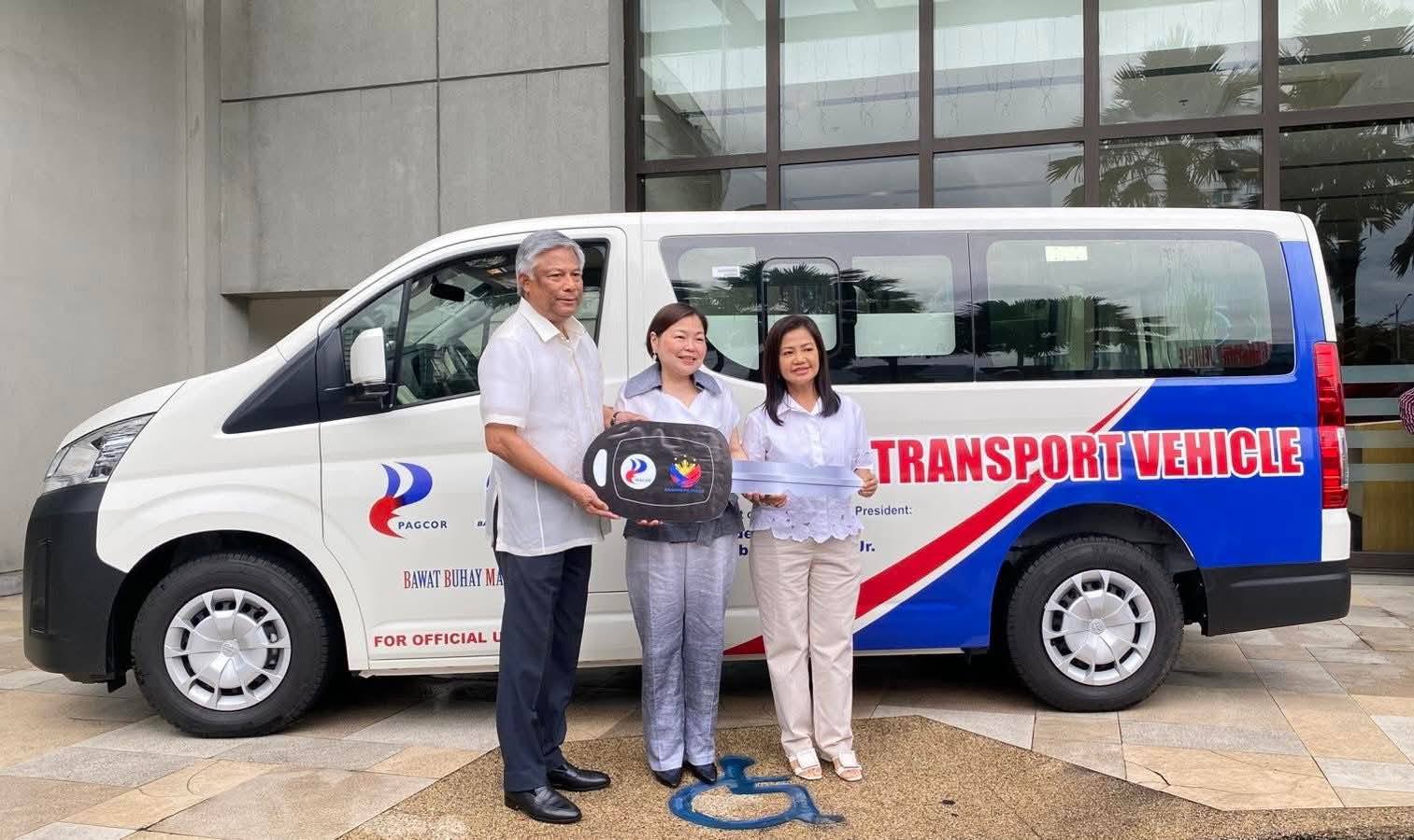 Tingnan: Bagong ‘patient transport vehicle’, ipinagkaloob sa Munisipalidad ng Lubao, Pampanga