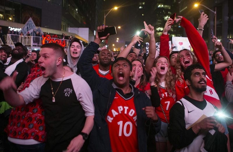 Mga Tagahanga ng Toronto Raptors Sumigaw ng “Boo!” ng Patugtugin and Pambansang Awit ng U.S. Bilang Protesta kay Donald Trump