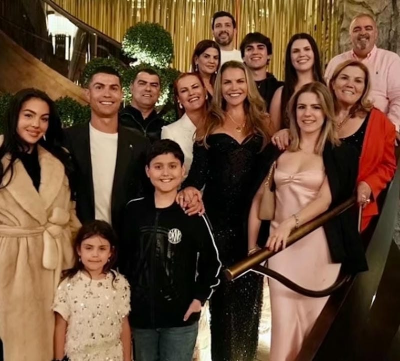 Cristiano Ronaldo Ipinagdiwang ang Kanyang Ika-40 Kaarawan Kasama ang Pamilya at mga Kaibigan