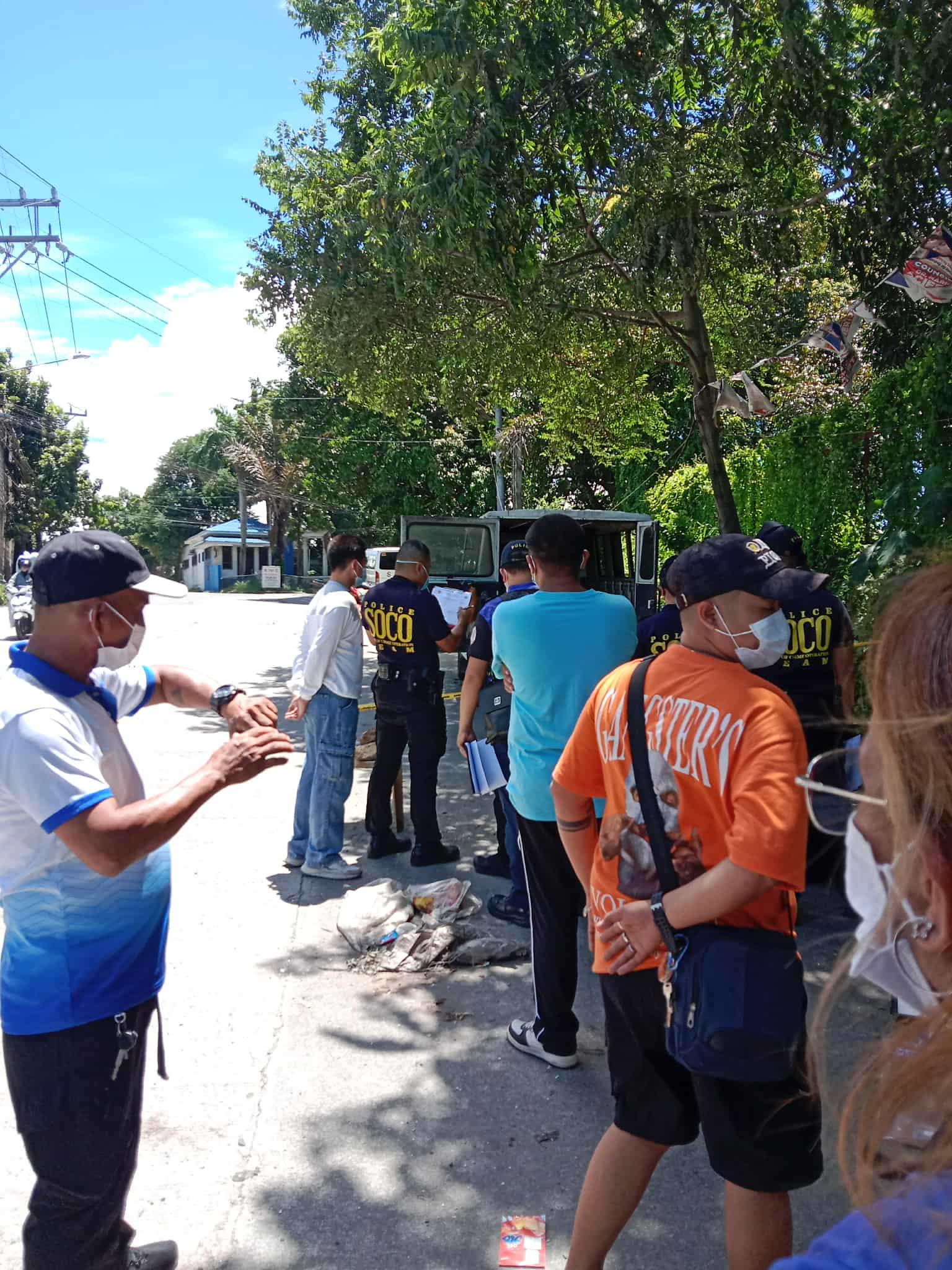 Isang bangkay, natagpuan sa loob ng isang van malapit sa harap ng isang police station sa San Pedro, Laguna