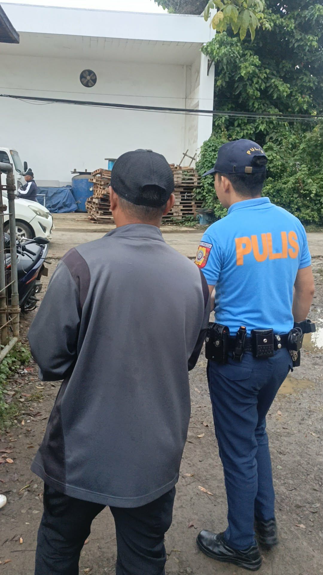 Look: Delivery rider falls victim to fake currency and online scam