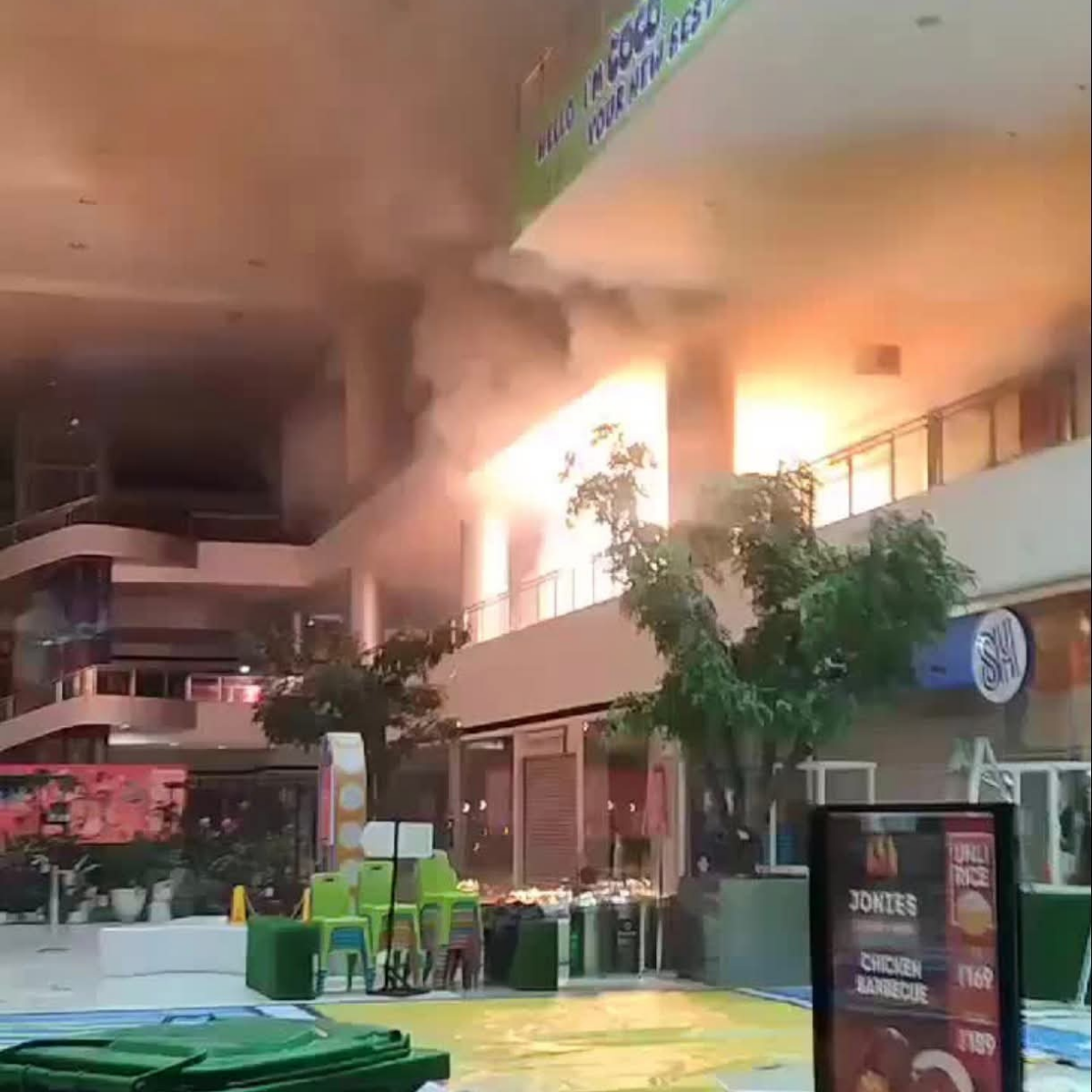Mall sa Consolacion, Cebu nasunog matapos ang 6.9-magnitude na lindol
