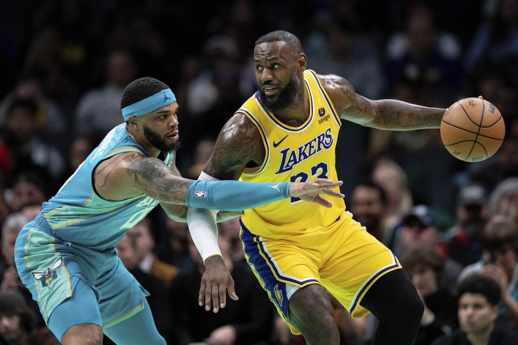 Ang LA Lakers ay Nanalo Laban sa Charlotte Hornets, 112-107