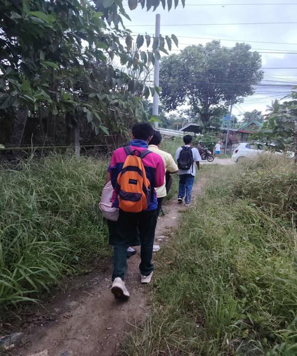 Tambay pa More! Mga estudyanteng maagang tumambay sa masukal na lote, nasita ng mga awtoridad