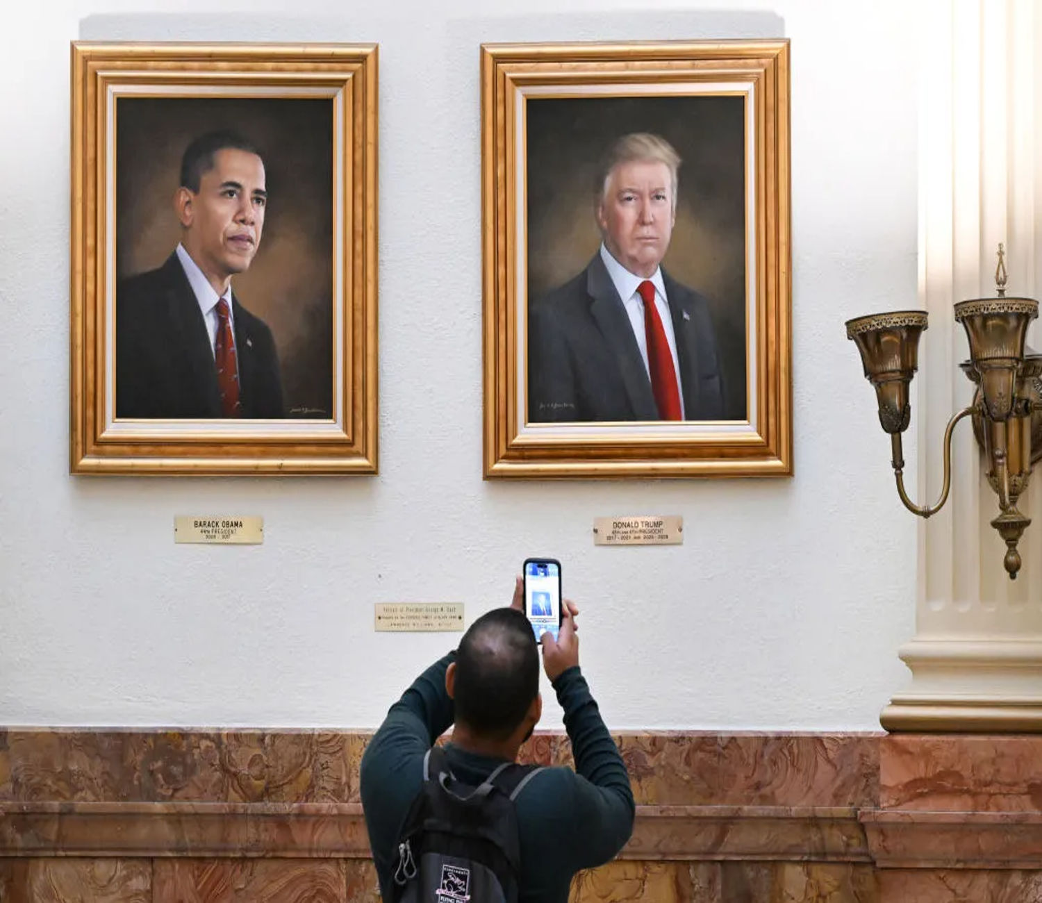 Trump, binatikos matapos ilipat ang mga portraits nina Obama at Bush sa hindi pansining lugar