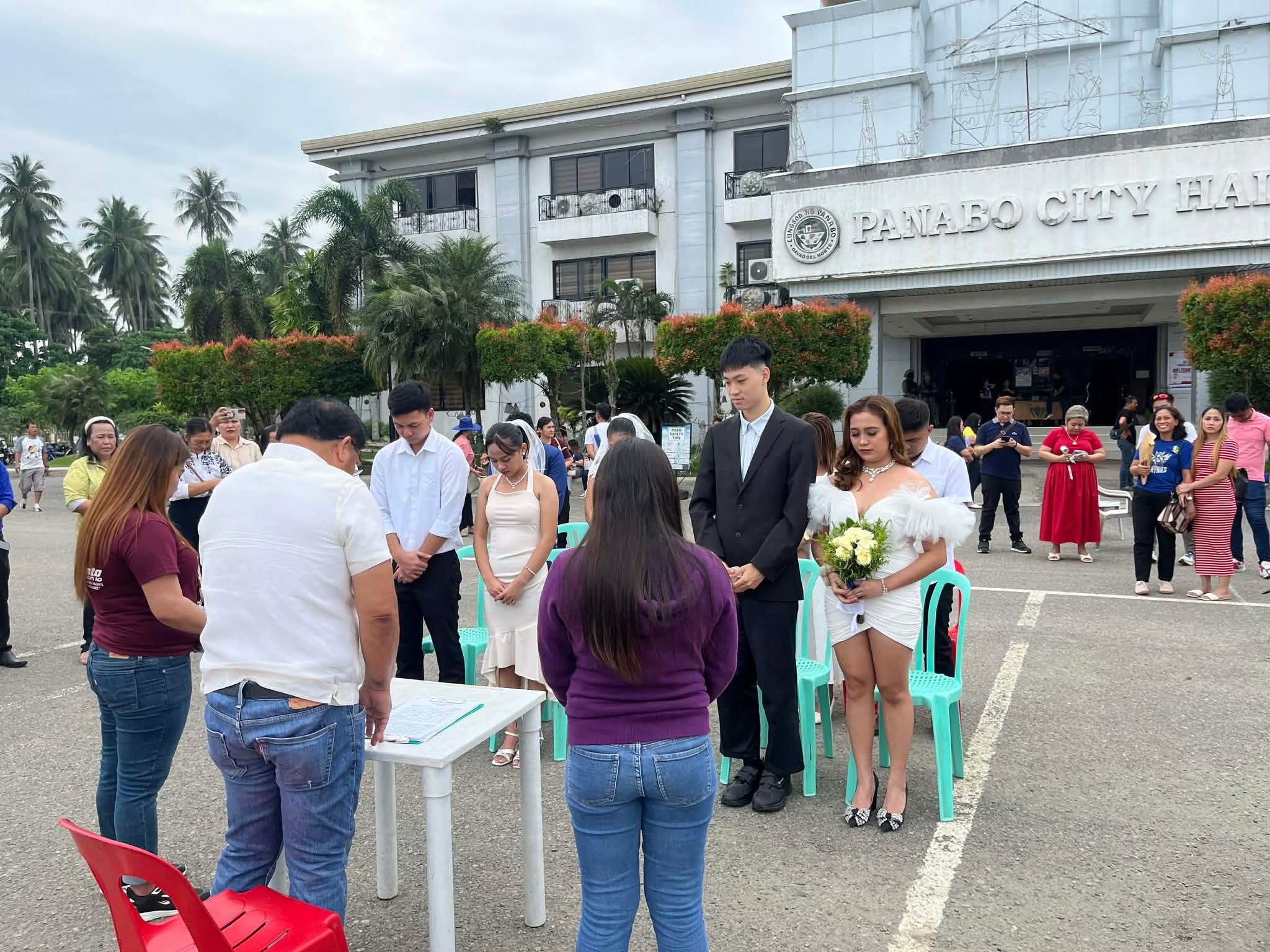 Apat na pares, itinuloy ang kasal kahit yumanig ang lugar dahil sa lindol