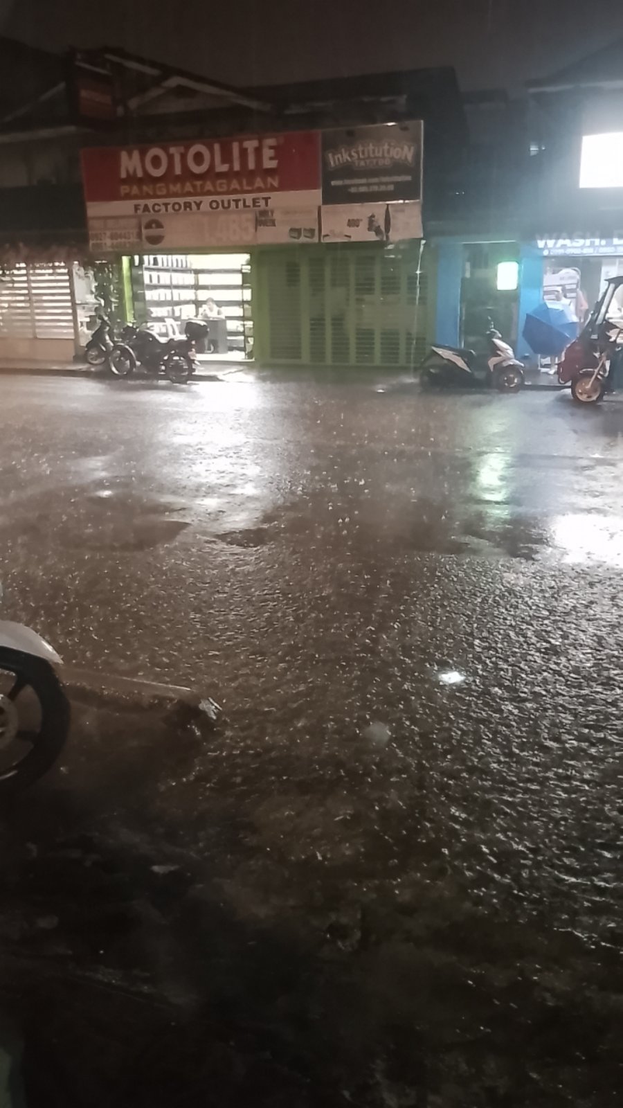 Ulan na naman! Biglaang pagbuhos nagdulot ng baha at trapik sa Palanan, Makati